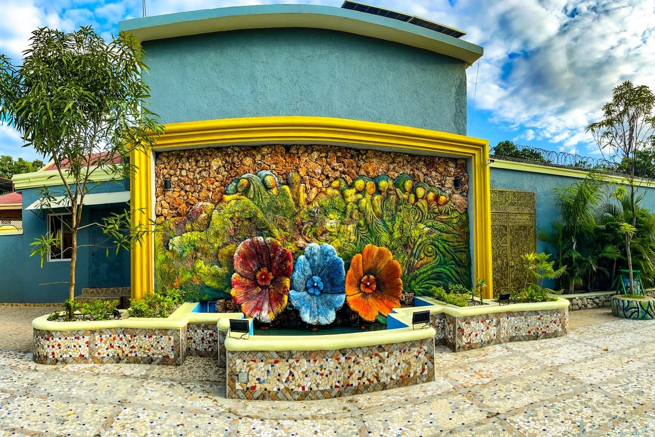 Fontaine murale en mosaïque et fleurs sculptées, Kingdom Hôtel Haïti