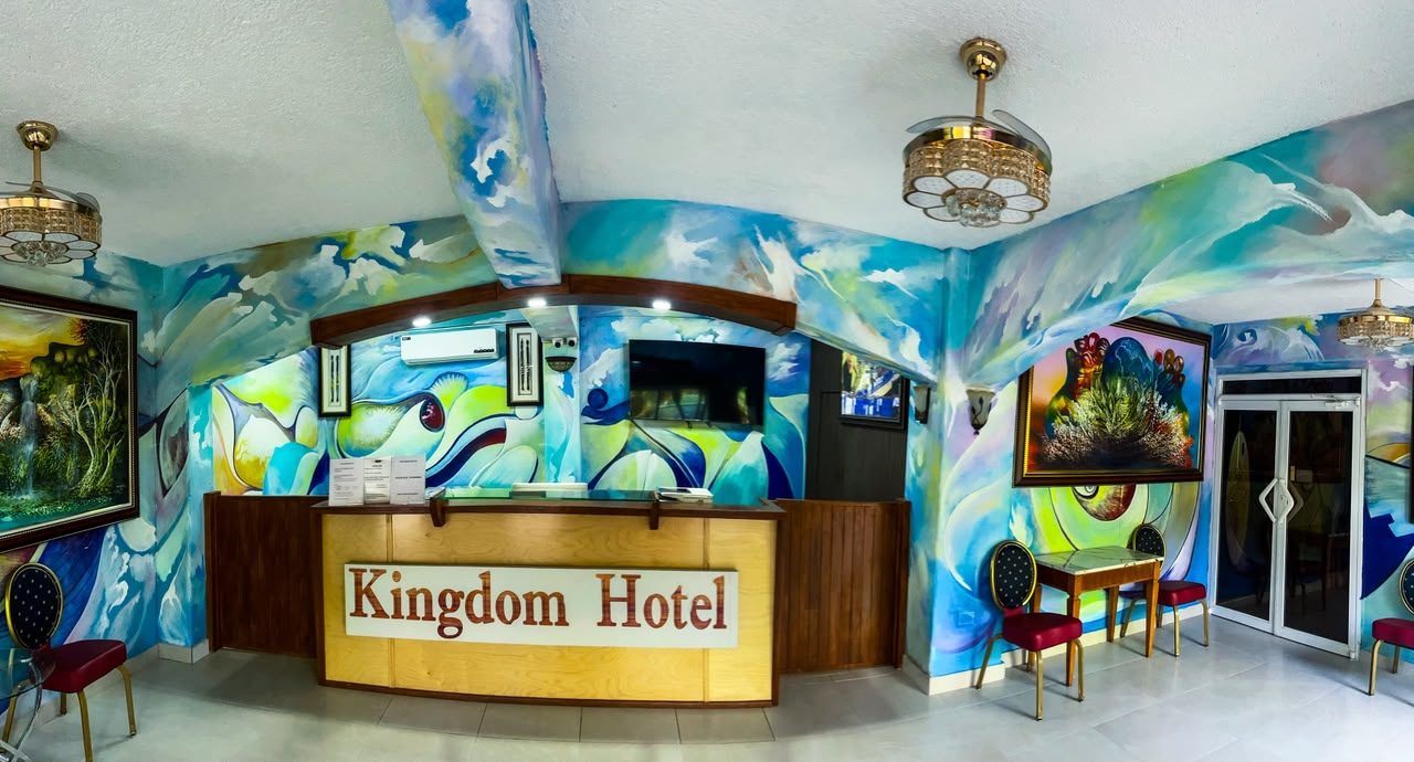 Réception de Kingdom Hôtel Haïti, fresque murale bleue
